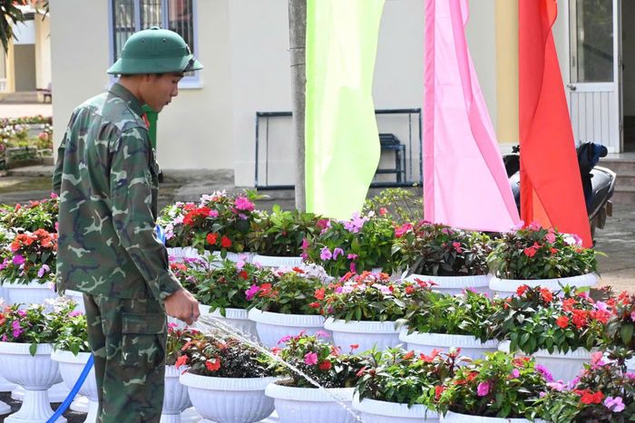 Chiến sĩ chăm sóc cảnh quan tại Phân hiệu 1, Trường Thiếu sinh quân miền Nam tại Lâm Đồng