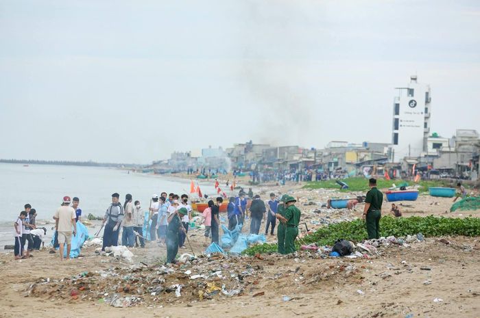 Xã tổ chức nhiều đợt ra quân, huy động sự tham gia của cán bộ, đoàn thể và người dân thu gom rác thải, làm sạch biển