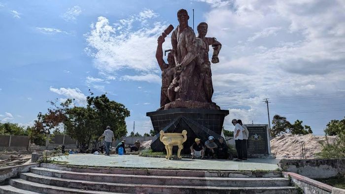 Công trình sửa chữa Bia tưởng niệm Dốc Hồi Long đang được đẩy nhanh tiến độ