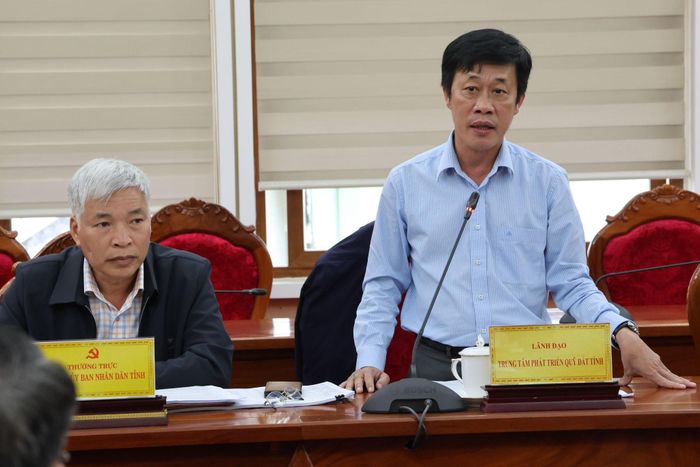 Ông Huỳnh Văn Minh - Giám đốc Trung tâm phát triển quỹ đất tỉnh tiếp thu ý kiến chỉ đạo
