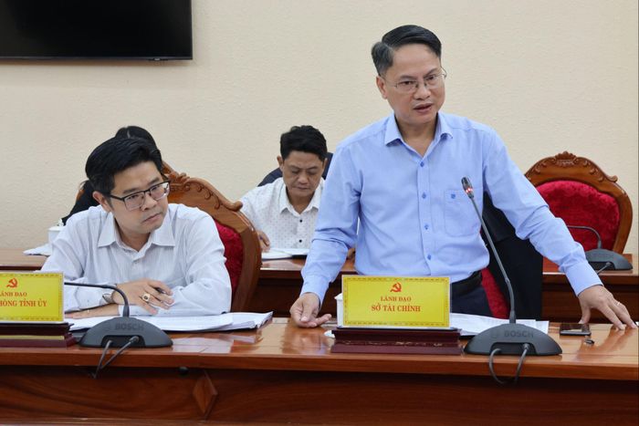 Phó Giám đốc Sở Tài chính Phạm văn Bảy báo cáo về tiến độ xử lý tài sản công dôi dư