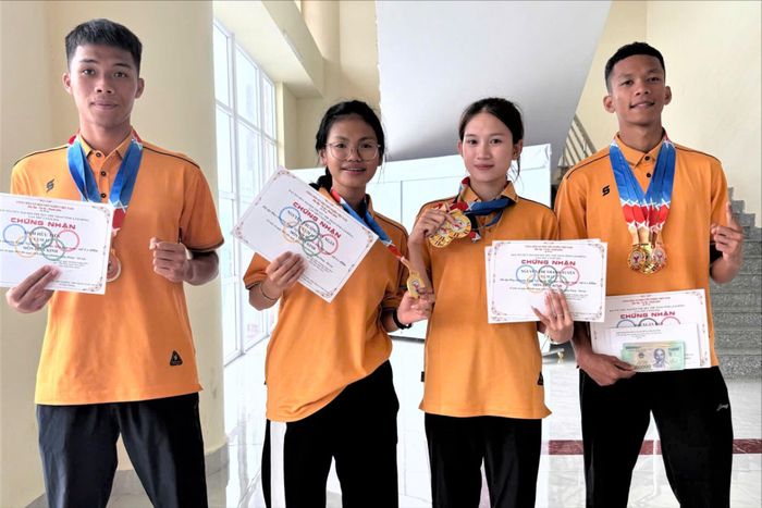 Nguyễn Thị Thanh Tuyền (thứ hai từ phải sang) cùng các VĐV trong đội tuyển điền kinh Lâm Đồng.