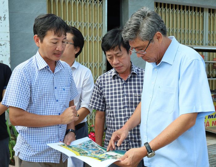 Phó Chủ tịch UBND tỉnh Nguyễn Minh (ngoài cùng bên phải) kiểm tra tiến độ dự án Sửa chữa, nâng cấp đường Nguyễn Đình Chiểu, đường Huỳnh Thúc Kháng