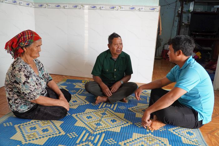 Anh K’Thăn (bên phải) ở bon Sa Nar là người đảng viên trẻ nhiệt tình, trách nhiệm trong các phong trào, hoạt động ở địa phương