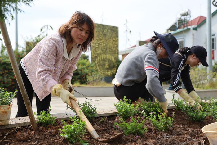Hội viên, phụ nữ phường Lang Biang - Đà Lạt dọn dẹp vệ sinh môi trường, trồng, chăm sóc hoa dọc các tuyến đường trên địa bàn