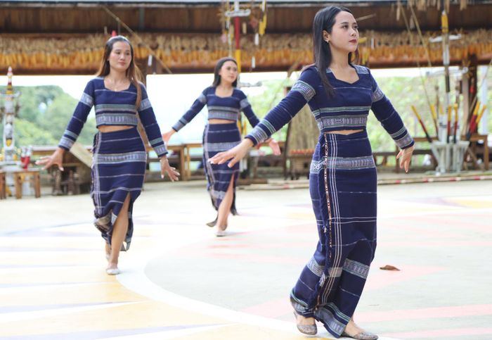 Chị em dân tộc thiểu số Cơ Ho tích cực tham gia tập luyện để biểu diễn trong chương trình nghệ thuật chào mừng Festival Hoa Đà Lạt
