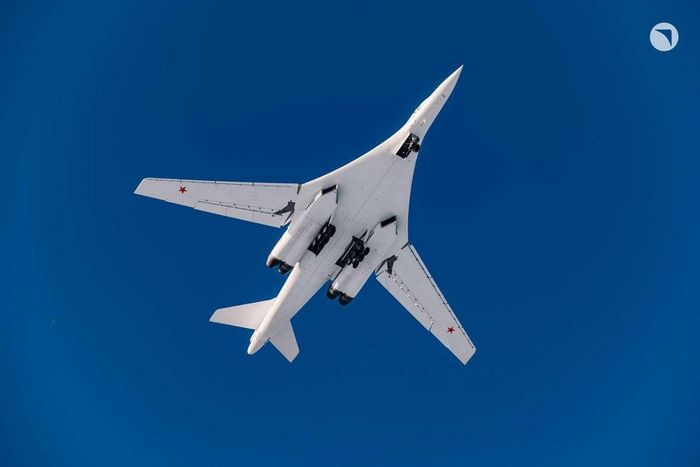 Oanh tạc cơ chiến lược Tu-160M giữ dáng cánh cụp cánh xòe thời Liên Xô, trong khi 80% hệ thống và thiết bị đã được hiện đại hóa. Ảnh: UAC