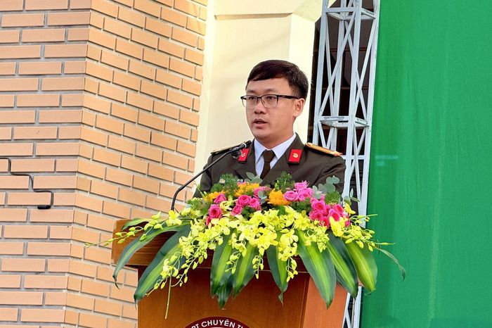 Trung tá Hoàng Nguyễn Việt Tiến, Phó trưởng Phòng An ninh mạng, Công an tỉnh Lâm Đồng phát động chương trình tại điểm Trường THPT Chuyên Thăng Long