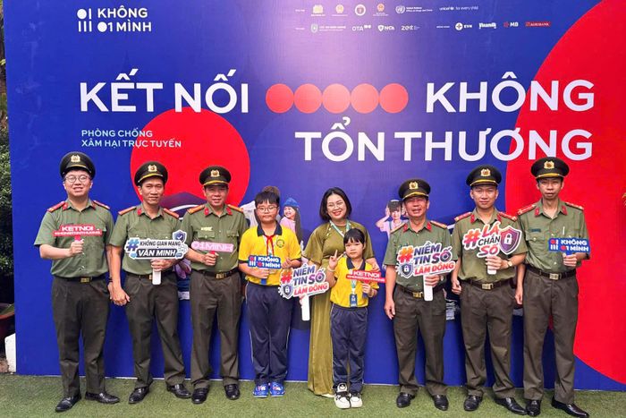 Lực lượng Công an tỉnh Lâm Đồng cùng giáo viên và học sinh Trường Tiểu học - THCS - THPT Lê Quý Đôn hưởng ứng chương trình