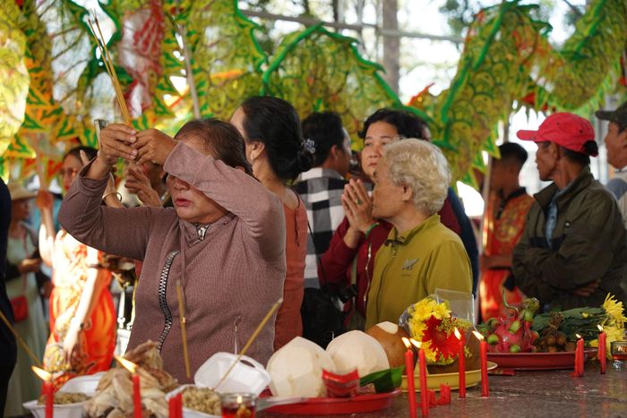 Khách hành hương tìm về chiêm bái mùa lễ hội