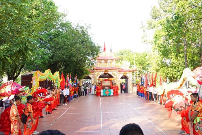 Năm nay, du khách có dịp hòa mình vào nhiều chương trình văn hóa nghệ thuật và trải nghiệm trò chơi dân gian phong phú của ngư dân