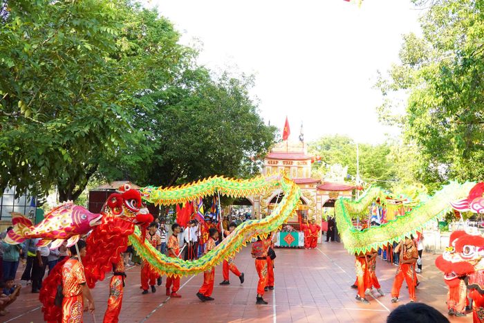 Vào kỳ lễ hội, nơi đây thu hút hàng ngàn du khách thập phương đến vui chơi và trải nghiệm