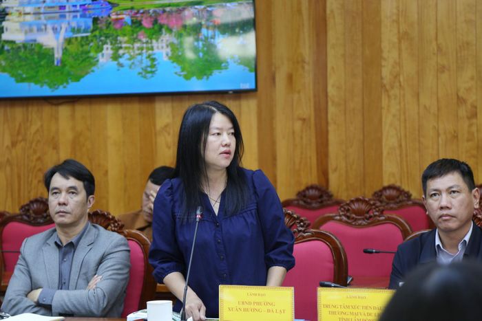 Chủ tịch UBND phường Xuân Hương - Đà Lạt Trần Thị Vũ Loan báo cáo công tác chuẩn bị không gian hoa, vệ sinh môi trường phục vụ lễ hội