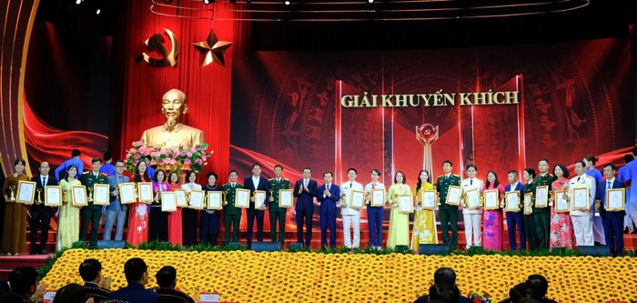 Đại diện nhóm tác giả Công an tỉnh Lâm Đồng (đứng thứ 13 từ trái qua) nhận giải Khuyến khích tại cuộc thi