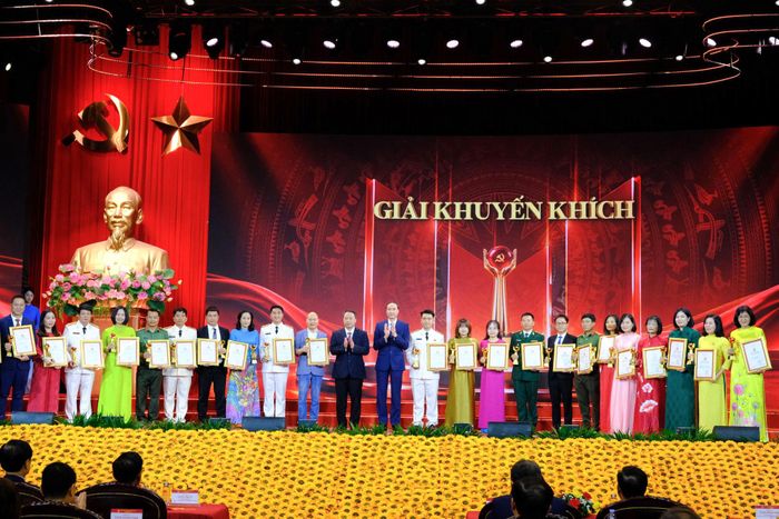 Đại diện nhóm tác giả phóng viên Báo và Phát thanh, Truyền hình Lâm Đồng (đứng thứ 11 từ trái qua) nhận giải Khuyến khích tại cuộc thi