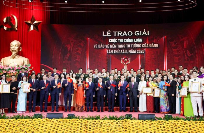 Các đại biểu, tác giả chụp hình lưu niệm với lãnh đạo Trung ương. (Ảnh: TTXVN)