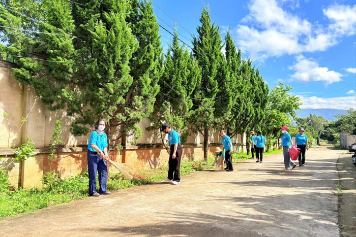 Chương trình "Ngày thứ bảy vì môi trường" được tổ chức định kỳ, thu hút đông đảo phụ nữ xã Nam Ban Lâm Hà tham gia