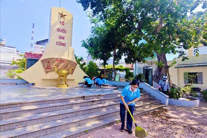 Phụ nữ xã Nam Ban Lâm Hà tích cực tham gia vệ sinh, chỉnh trang nghĩa trang liệt sĩ, góp phần thể hiện đạo lý “Uống nước nhớ nguồn”