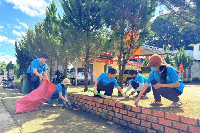 Nhiều hoạt động bảo vệ môi trường khác cũng được phụ nữ xã Nam Ban Lâm Hà tích cực tham gia