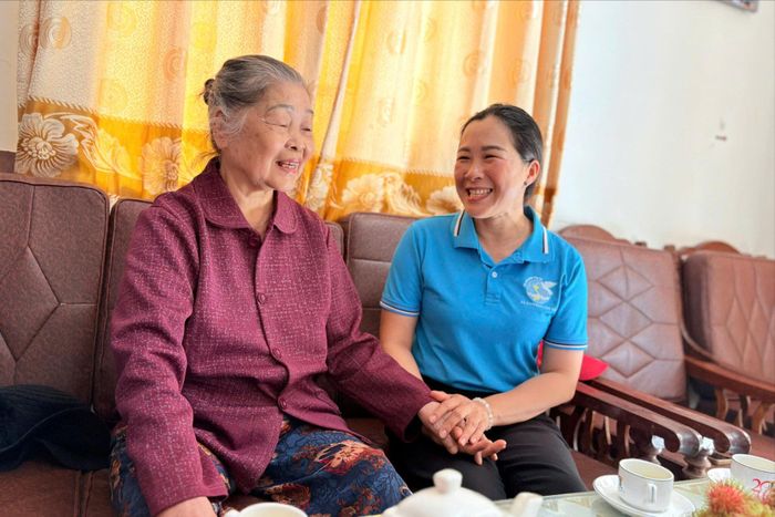 Bà Hoàng Thị Khương (bên trái) chia sẻ câu chuyện về hành trình xây dựng cuộc sống trên vùng kinh tế mới Hà Nội tại Lâm Đồng