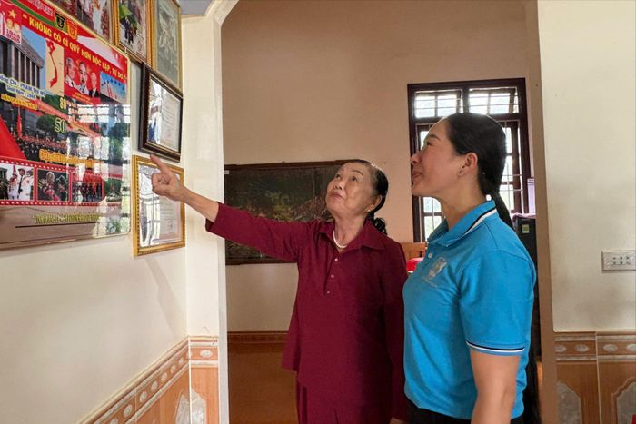 Bà Phạm Thị Mỹ giới thiệu những tấm hình kỷ niệm trong quá trình lập nghiệp ở vùng kinh tế mới