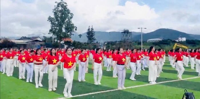 Hội LHPN xã Nam Ban Lâm Hà đồng diễn dân vũ Kỷ niệm 96 năm ngày thành lập Hội LHPN Việt Nam và Kỷ niệm 50 năm xây dựng và phát triển vùng kinh tế mới Hà Nội tại Lâm Đồng