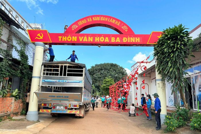 Hội LHPN xã Nam Ban Lâm Hà cùng các tổ chức hội, đoàn thể chỉnh trang lại không gian thôn, xóm chào mừng Kỷ niệm 50 năm xây dựng và phát triển vùng kinh tế mới Hà Nội tại Lâm Đồng