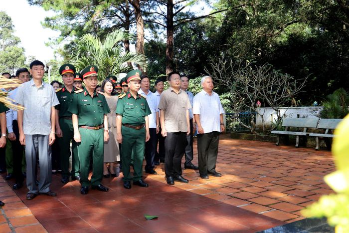 Các đại biểu tham dự hội nghị thắp hương bia tưởng niệm tại Cửa khẩu Bu Prăng