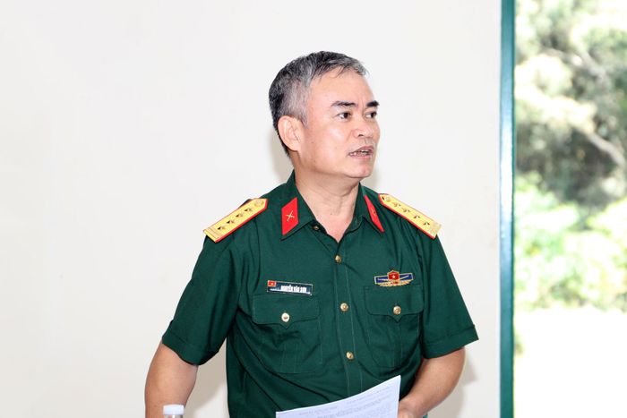 Đại tá Nguyễn Văn Sơn, Chính ủy Bộ Chỉ huy Quân sự tỉnh Lâm Đồng phát biểu tại hội nghị