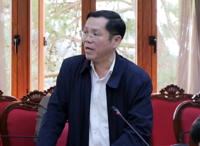 Phó Giám đốc Sở Y tế Huỳnh Thanh Huynh báo cáo kết quả công tác khám, chữa bệnh tại buổi làm việc