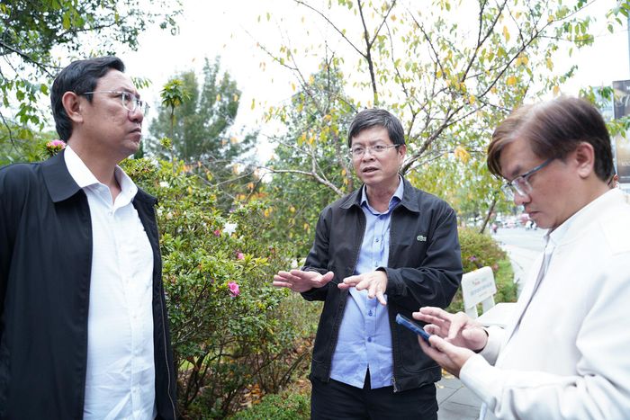 Phó Chủ tịch Thường trực UBND tỉnh Nguyễn Hồng Hải (ở giữa) cùng đại diện các sở, ngành và địa phương kiểm tra thực địa khu vực dự kiến quy hoạch công viên Ánh Sáng