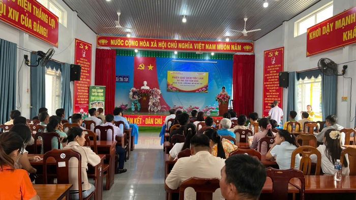 Quang cảnh phiên giao dịch việc làm tại xã Trà Tân