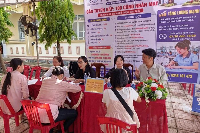 Người lao động tìm hiểu nhu cầu tuyển dụng của các doanh nghiệp