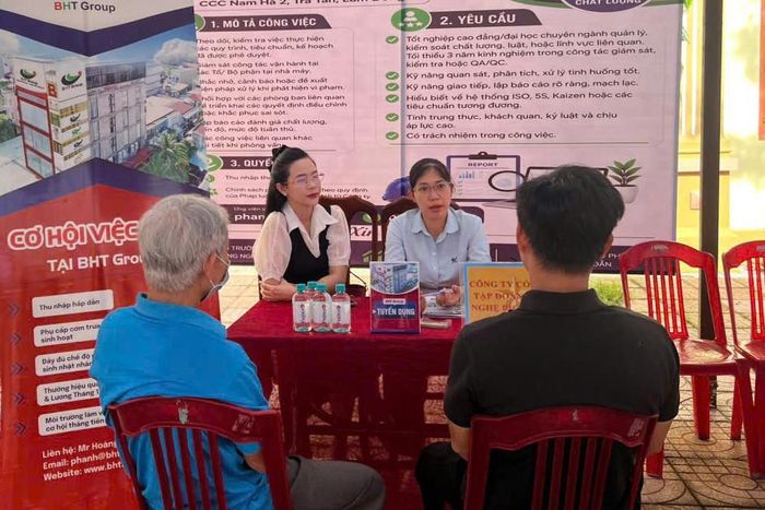 Người lao động tìm hiểu nhu cầu tuyển dụng của các doanh nghiệp