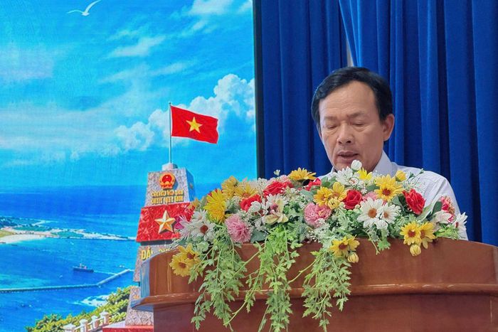 Đồng chí Lê Hồng Lợi, Phó Bí thư Đảng ủy, Chủ tịch UBND Đặc khu Phú Quý phát biểu tại hội nghị