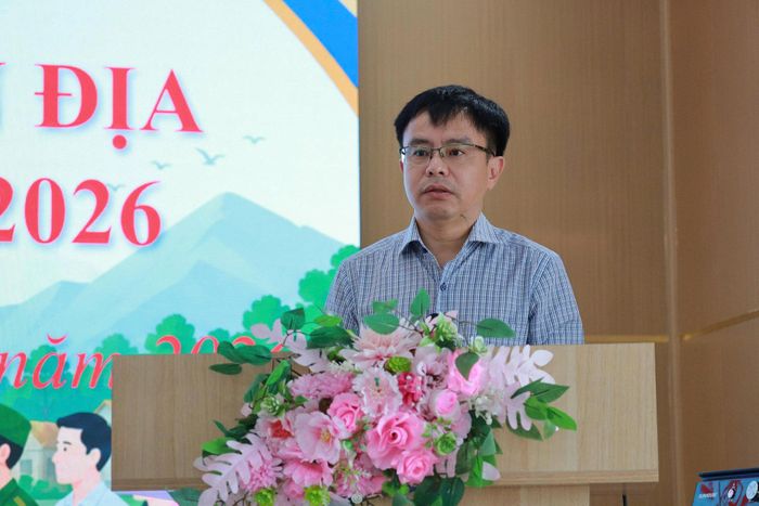 Đồng chí Trần Công Dũng, Phó Bí thư Đảng ủy, Chủ tịch UBND xã phát biểu tại hội nghị đối thoại giữa chính quyền địa phương với Nhân dân xã