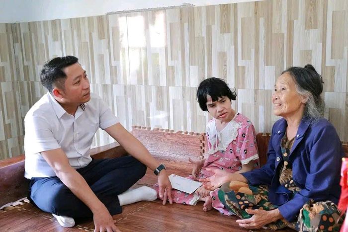 Đồng chí Phan Anh Tuấn, Tỉnh uỷ viên, Bí thư Đảng ủy, Chủ tịch HĐND xã Nhân Cơ thường xuyên xuống cơ sở, hỏi thăm đời sống người dân