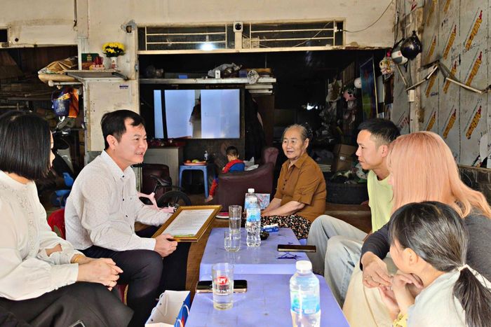 Lãnh đạo Văn phòng Tỉnh ủy Lâm Đồng trao thư khen của đồng chí Bí thư Tỉnh ủy tới vợ chồng anh Định, chị Ngọc. (Ảnh: Lâm Viên)