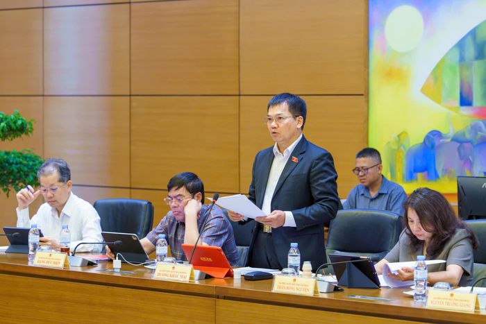 Đại biểu Dương Khắc Mai, Phó trưởng Đoàn chuyên trách Đoàn ĐBQH tỉnh Lâm Đồng nêu ý kiến