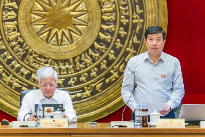 Đồng chí Y Thanh Hà Niê Kđăm, Ủy viên Trung ương Đảng, Bí thư Tỉnh ủy, Trưởng Đoàn ĐBQH tỉnh Lâm Đồng điều hành phiên thảo luận