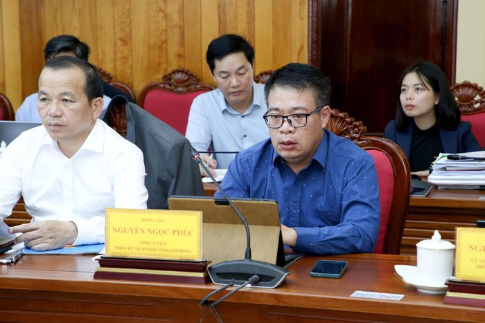 Tỉnh ủy viên, Phó Chủ tịch UBND tỉnh Nguyễn Ngọc Phúc (áo xanh bên phải) đề nghị các sở, ngành, địa phương tăng cường công tác đo đạc, số hóa hồ sơ về đất đai
