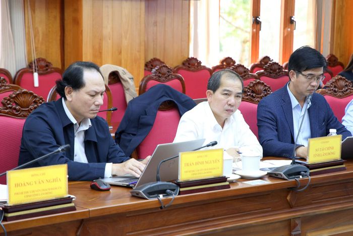 Lãnh đạo các sở, ngành tham dự cuộc họp