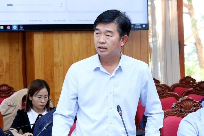 Tỉnh ủy viên, Giám đốc Sở Nông nghiệp và Môi trường Phan Nguyễn Hoàng Tân báo cáo tiến độ thu tiền sử dụng đất