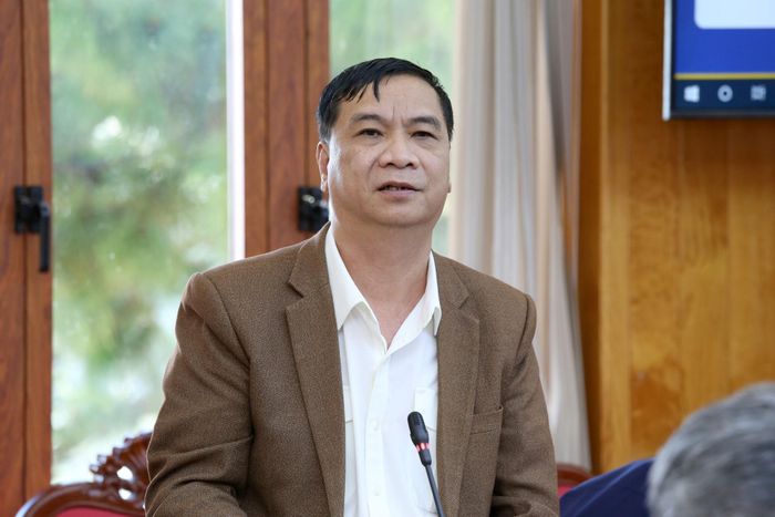 Ông Trần Văn Long, Trưởng Thuế tỉnh Lâm Đồng báo cáo tiến độ thu ngân sách tại buổi làm việc