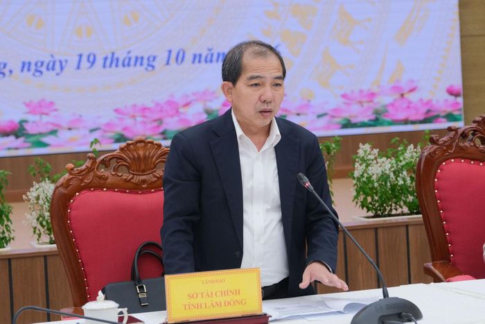 Giám đốc Sở Tài chính Lê Ngọc Tiến điều hành buổi làm việc