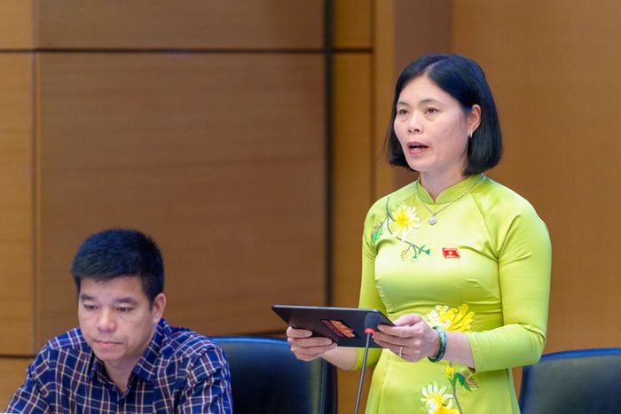 Đại biểu Trần Thị Oanh, Đoàn ĐBQH tỉnh Lâm Đồng phát biểu