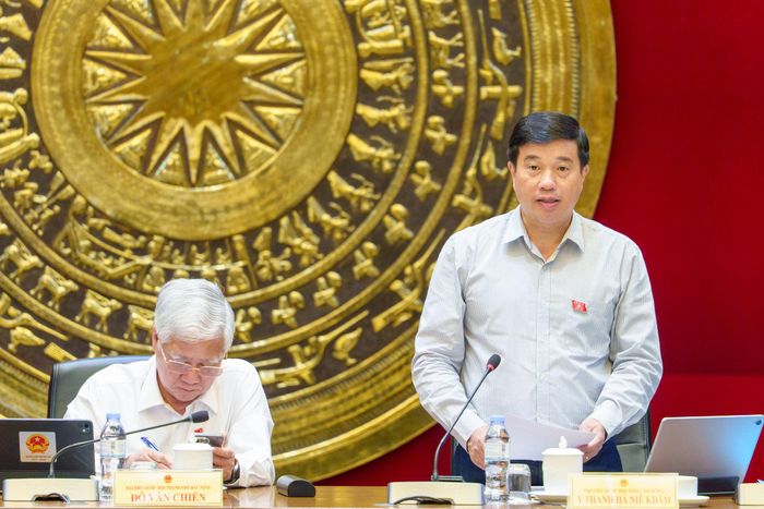 Đồng chí Y Thanh Hà Niê Kđăm, Ủy viên Trung ương Đảng, Bí thư Tỉnh ủy, Trưởng Đoàn ĐBQH tỉnh Lâm Đồng phát biểu điều hành phiên thảo luận tổ