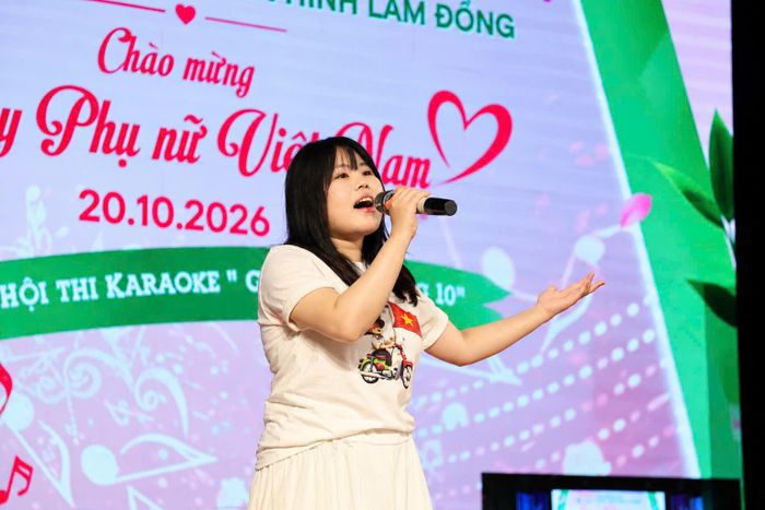 Tiết mục "Rừng xanh vang tiếng Ta Lư" của thí sinh Lưu Thị Thúy Hường đến từ Phòng Thời sự