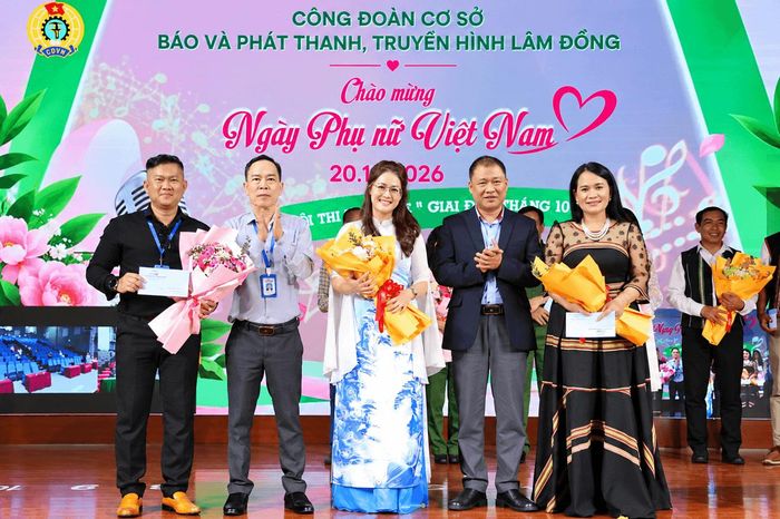 Tỉnh ủy viên, Giám đốc Báo và PTTH Lâm Đồng Lê Huy Toàn (thứ 2 bên trái); Phó Giám đốc Báo và PTTH Lâm Đồng Bùi Thanh Quang (thứ 2 bên phải) trao giải Nhất cho các thí sinh