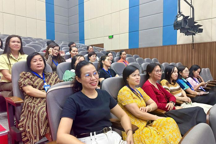 Đoàn viên, người lao động tham gia cổ vũ tại điểm cầu cơ sở Gia Nghĩa. (Ảnh: Tô Hiệu)